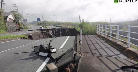 Zapadła się jezdnia autostrady w Japonii