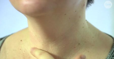 Gojdź pozuje z gęsą. I pyta: fajnie mieć duże piersi?