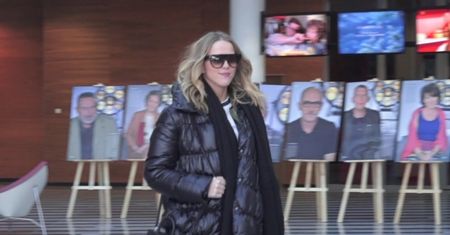 Jessica Mercedes wychodzi z budynku TVP