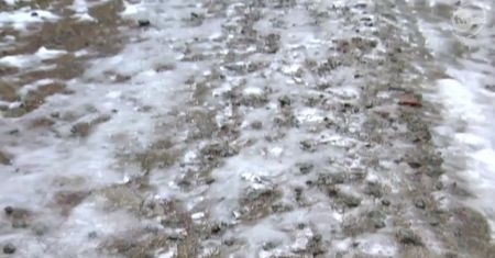 Bardzo trudne warunki w górach - oblodzone szlaki i silny wiatr