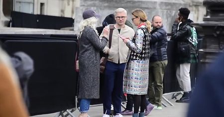 Wystrojona Maffashion pali papierosa w Paryżu