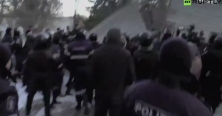 Zamieszki w Kiszyniowie przed mołdawskim parlamentem