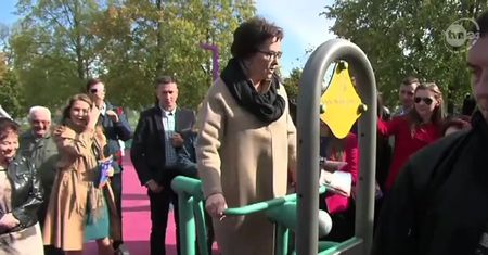 Ewa Kopacz ćwiczy na plenerowej siłowni z seniorami!