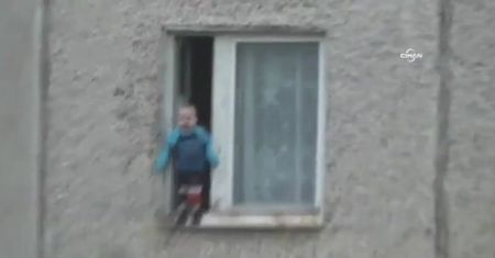 Dziecko bawiło się na parapecie 8. piętra