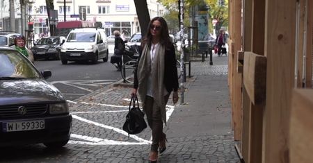 Kinga Rusin z fanami pod TVN-em