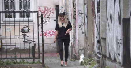 Margaret na spacerze z psem