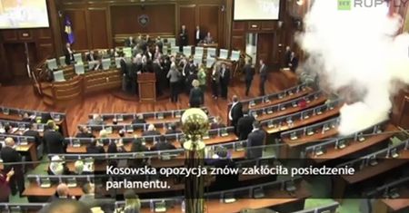 Gaz łzawiący na sali obrad