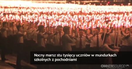 Nocny marsz w Korei Północnej. 100 tys. uczniów z pochodniami