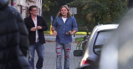 Ochroniarz Staraka nosi za nim portfel...?