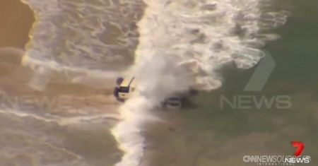 Niespodziewany finał policyjnego pościgu. Wjechał prosto do oceanu