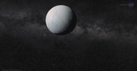 Sonda Cassini bada Enceladusa. Czy może istnieć tam życie?