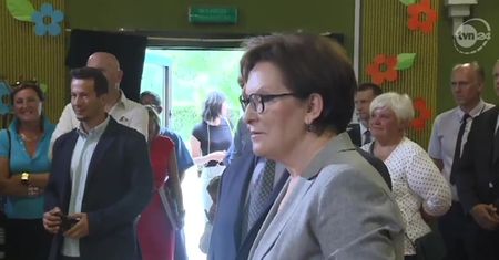 Ewa Kopacz śpiewa z kołem gospodyń wiejskich