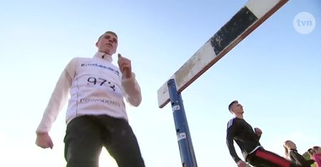 Jest trzykrotnym mistrzem, a biega w dziurawych butach. Oto polskie realia