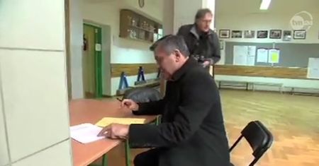 Janusz Piechociński z żoną w lokalu wyborczym