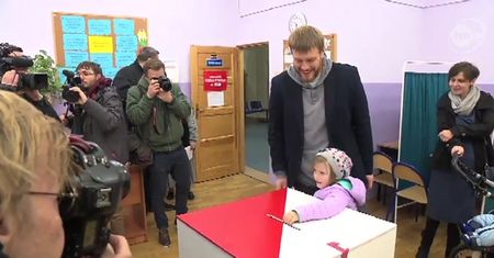 Adrian Zandberg w lokalu wyborczym z rodziną