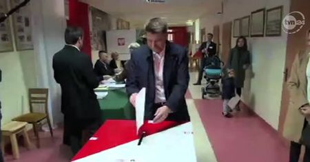 Ryszard Petru w lokalu wyborczym z żoną