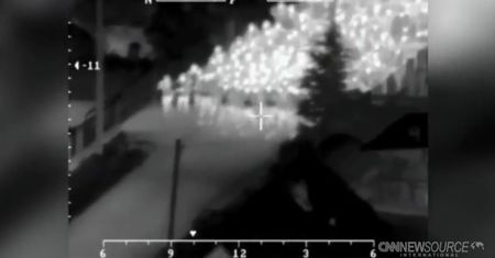 Chorwaccy policjanci kierują uchodźców w stronę granicy