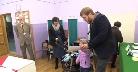 Zandberg w lokalu wyborczym z żoną i dziećmi