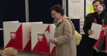 Wnuczek Ewy Kopacz rozpłakał się przy urnie