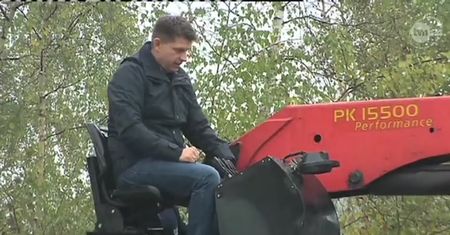 Ryszard Petru kieruje dźwigiem... trzecią ręką