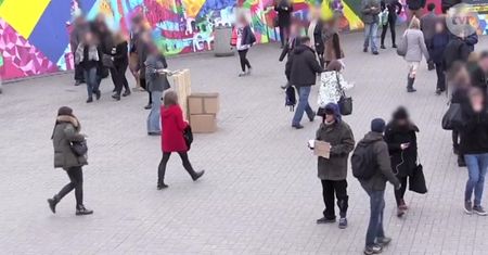 Kuźniar jako bezdomny: "Zbieram pieniędze na jedzenie. Muszę nieźle śmierdzieć!"