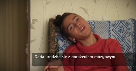 Dziewczyna z porażeniem mózgowym maluje obrazy palcami u stóp
