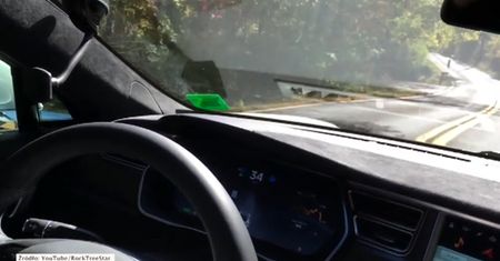 Kierowca za bardzo zaufał autopilotowi Tesli