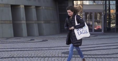 Monika Mrozowska wychodzi ze studia "Pytania na Śniadanie"