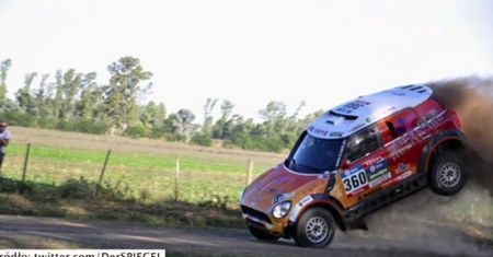 Groźny wypadek na inaugurację Rajdu Dakar. Debiutantka wypadła z trasy i wjechała w kibiców