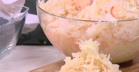 Przepis na tradycjny bigos ze śliwkami