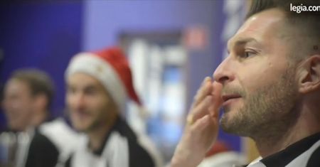 Rodowicz śpiewa kolędę z piłkarzami Legii Warszawa