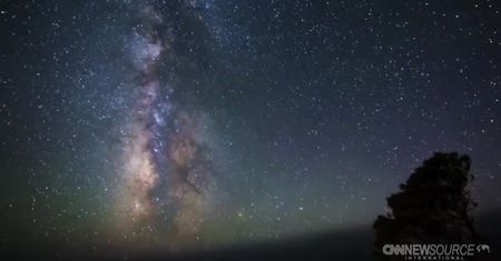 Zachwycające nocne niebo nad Kalifornią, Arizoną, Hawajami i Kenią