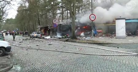 Świnoujście: wybuch na stoisku z fajerwerkami. Pożar gasiło 5 jednostek straży pożarnej