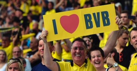 Spełnił marzenie i... dostał zakaz stadionowy. Nagi kibic BVB grał w piłkę na Signal Iduna Park