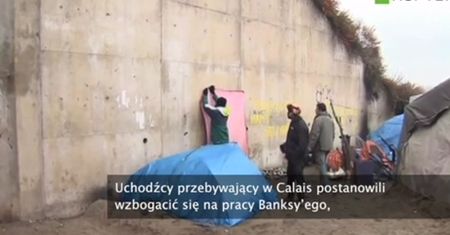 Uchodźcy w Calais zarabiają na muralu Banksy'ego