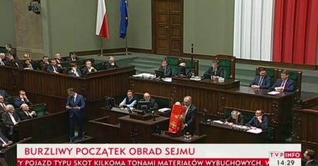 Były poseł Kukiz'15 rozdawał opłatki na sali sejmowej