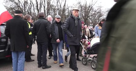 Giertych na marszu KOD-u z córką i... ochroną!