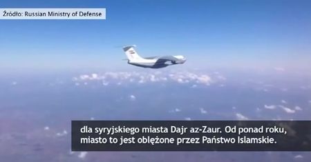 Rosyjski samolot zrzuca pomoc humanitarną dla oblężonego miasta