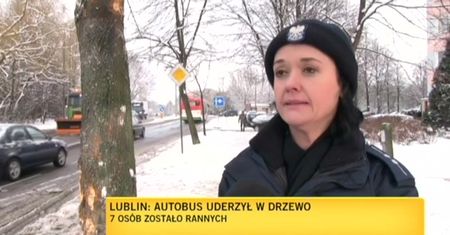 Autobus miejski uderzył w drzewo w Lublinie
