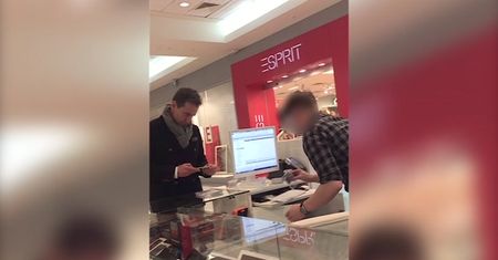 Piotr Kraśko kupuje iPhone?a w centrum handlowym