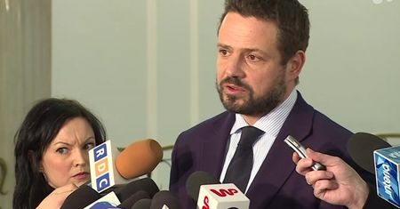 Politycy o decyzji KE. Trzaskowski: ubolewamy nad tą dyskusją
