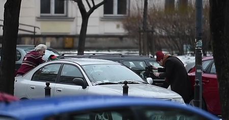 Hubert Urbański pcha samochód ze skrzatem...