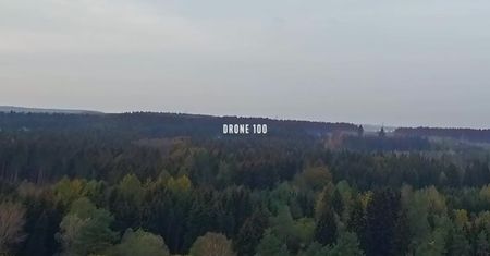 100 dronów w powietrznym tańcu