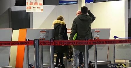 Królikowski z dziewczyną na lotnisku. Musiała sama radzić sobie z bagażem