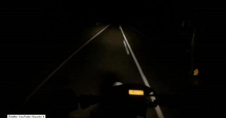 Motocyklista zderzył się z parą kangurów