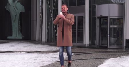 Woliński w TVP robi sobie selfie na schodach