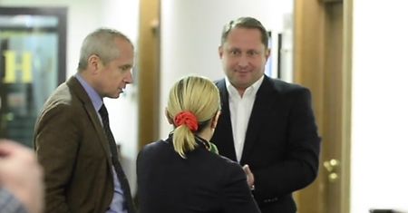 Uśmiechnięty Durczok przed salą rozpraw