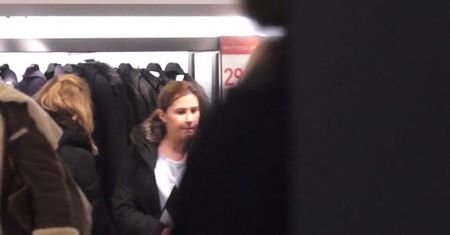 Rafalala w bardzo krótkiej sukience w centrum handlowym