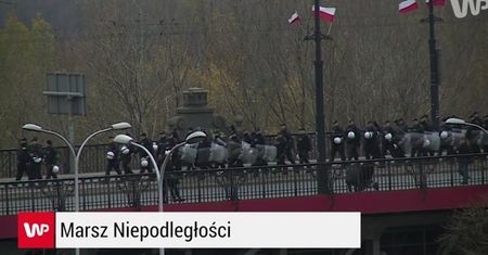 Przejście uczestników Marszu Niepodległości przez Most Poniatowskiego