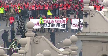 Nagranie z Marszu: Jeden incydent na moście, szyba interwencja straży